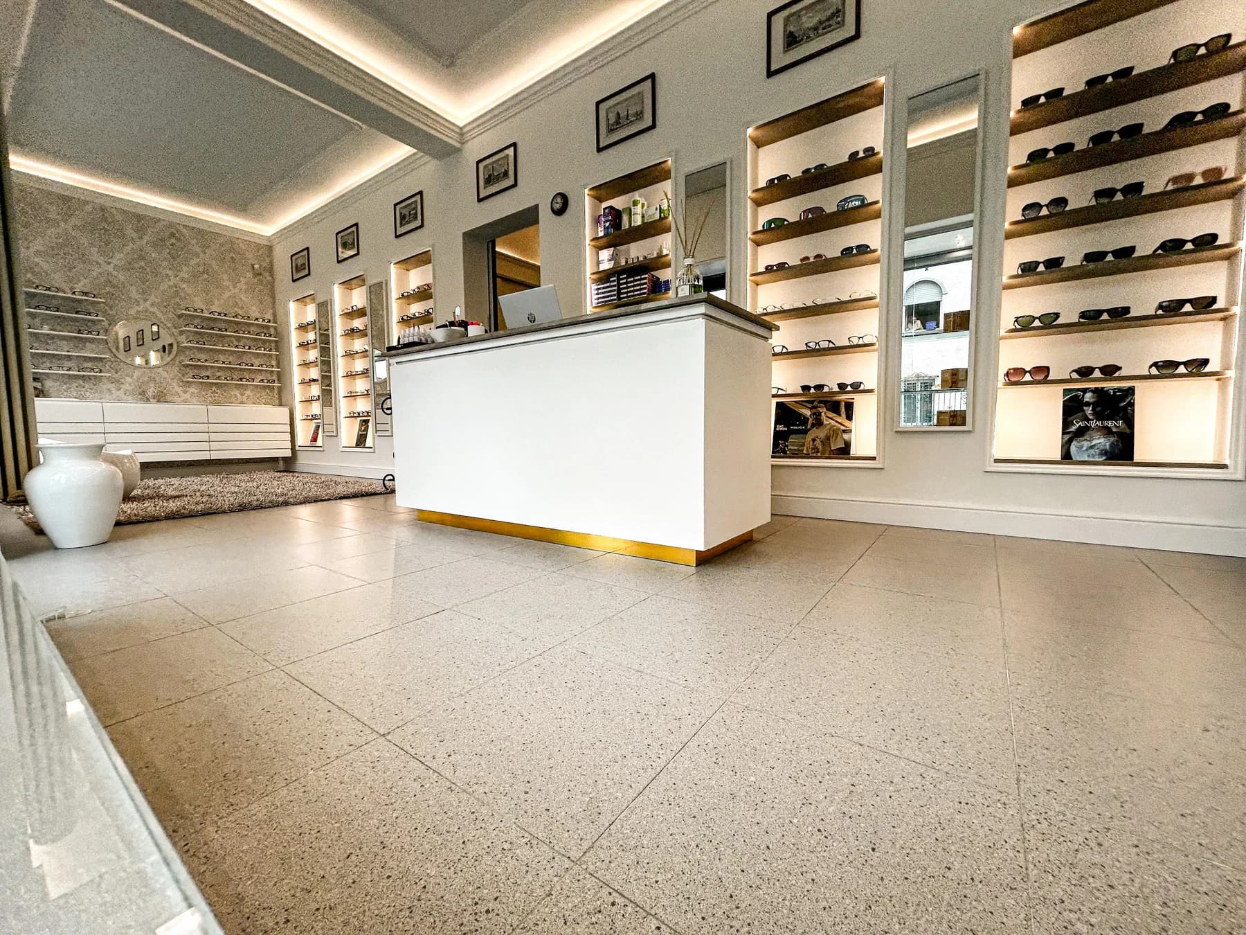 Banco e montature esposte nella boutique Carl Ottica a Villa di Serio