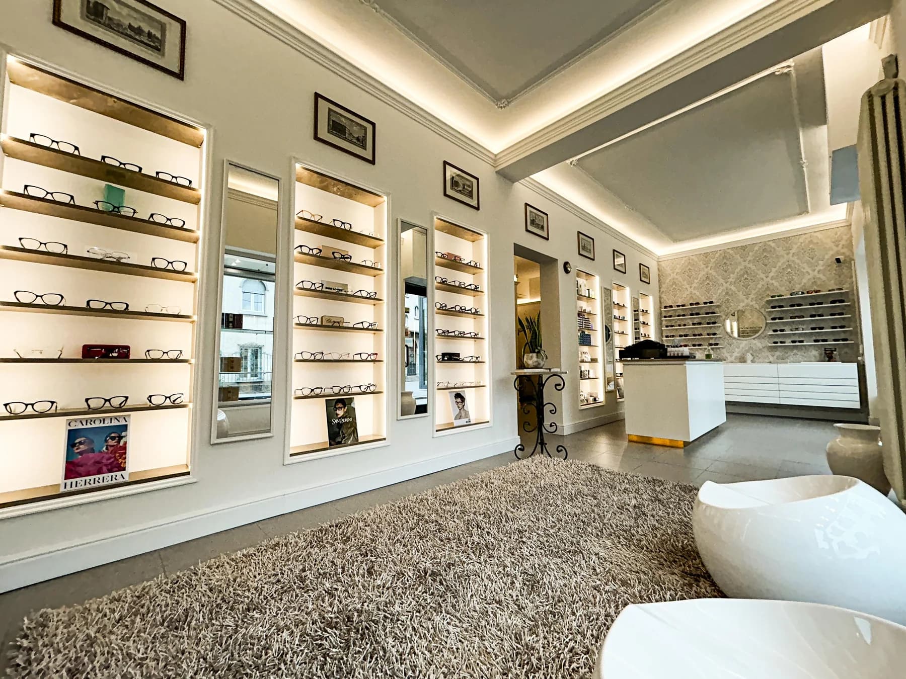 Interno di Carl Ottica a Villa di Serio, con espositori illuminati e zona di accoglienza