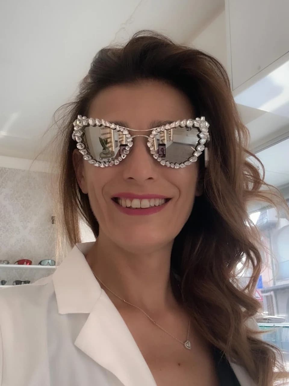 Ritratto in boutique con occhiali cat-eye e decorazioni luminose