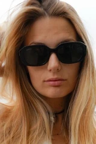 Ritratto con occhiali da sole neri dalla forma ampia