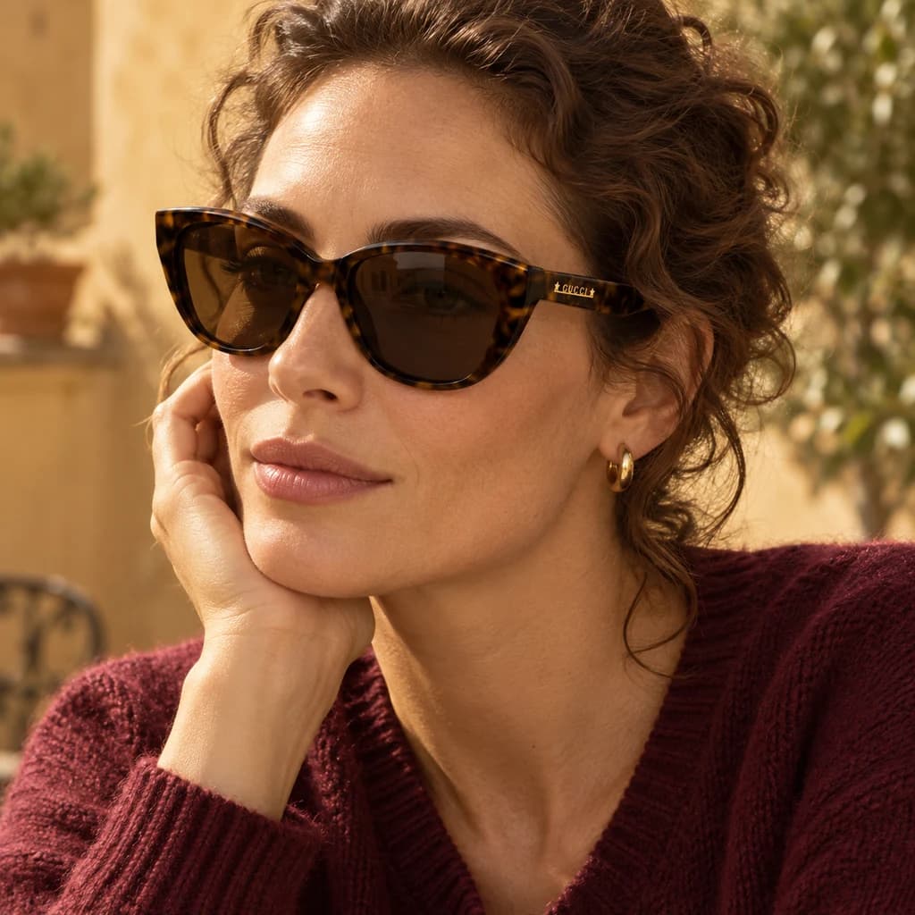 Modella con occhiali da sole cat-eye avana e lenti marroni, ispirati alla Gucci GG1588S