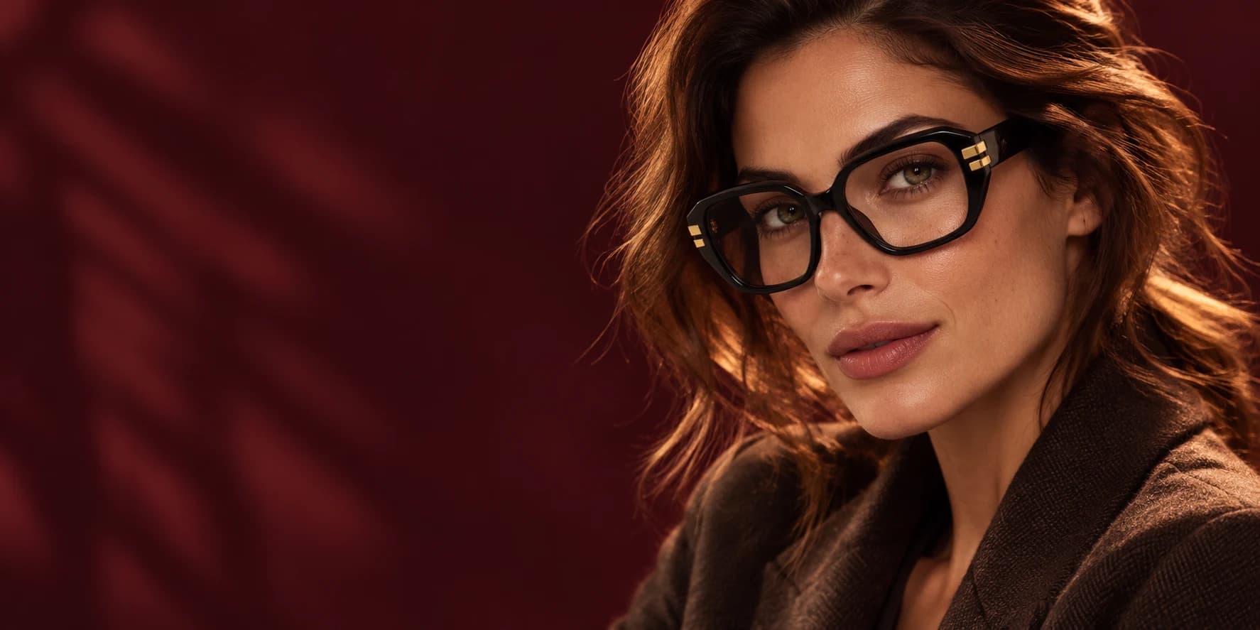 Ritratto editoriale con montatura vista nera ampia e dettagli dorati, ispirato alla Chloé CH0266O