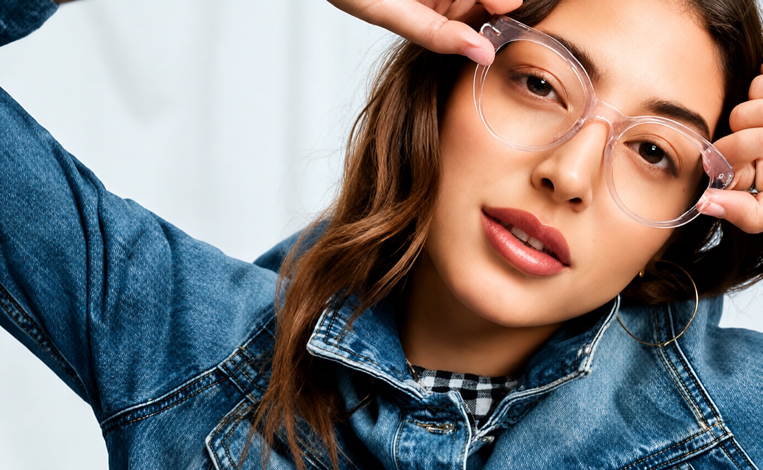 Ragazza con occhiali trasparenti e look contemporaneo